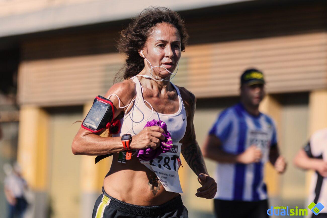 Mujer corre con el movil