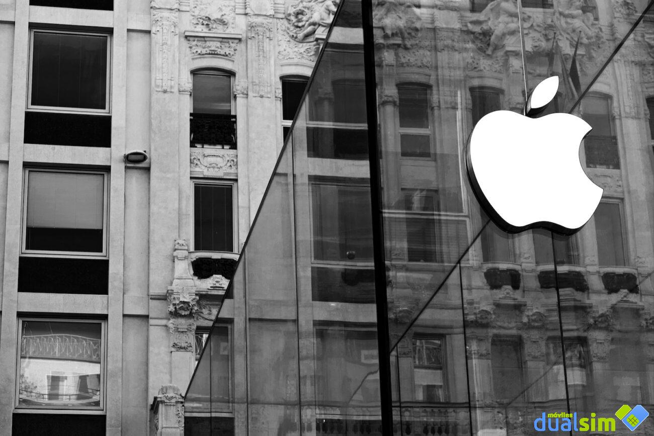 Logo de Apple en una de sus tiendas