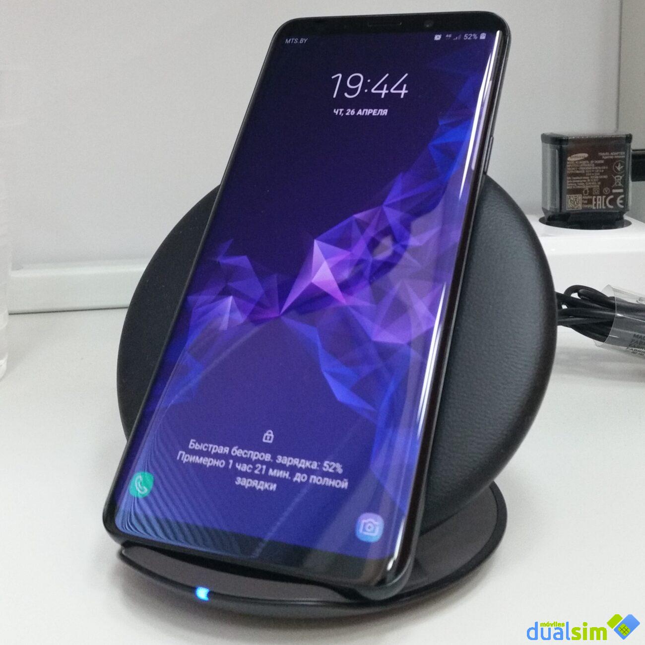 Móvil Samsung cargándose vía QI