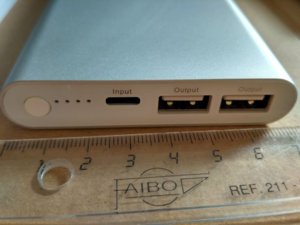 powerbank pilot 4gs lumsing puertos.jpg