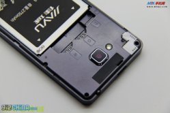 official-jiayu-g3-production-model-battery-and-camera.jpg