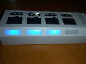 4-port USB 2.0 Hub defective a switch is in poor condition broken.jpg