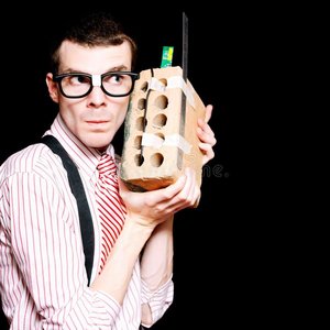 teléfono-móvil-del-empollón-del-inventor-del-ladrillo-masculino-de-la-explotación-agrícol...jpg