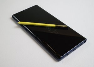 Samsung-Galaxy-Note9-azul-con-S-Pen-amarillo-700x500.jpg