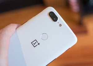 oneplus-5t-sandstone-white-back-top-half.jpg