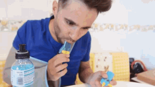 acido-chupar-algo-amargo.gif